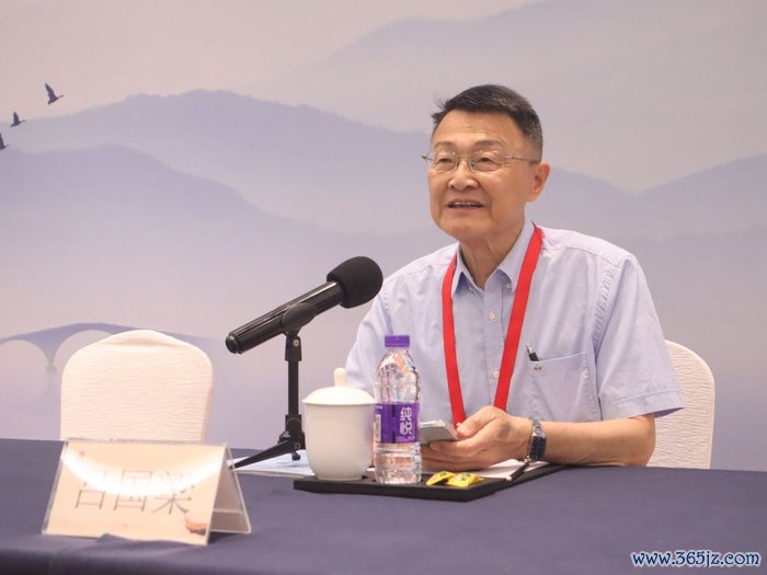 “小明围棋机器东说念主杯”寰宇围棋锦标赛（团体）裁判长吕国梁宣读细隐衷项